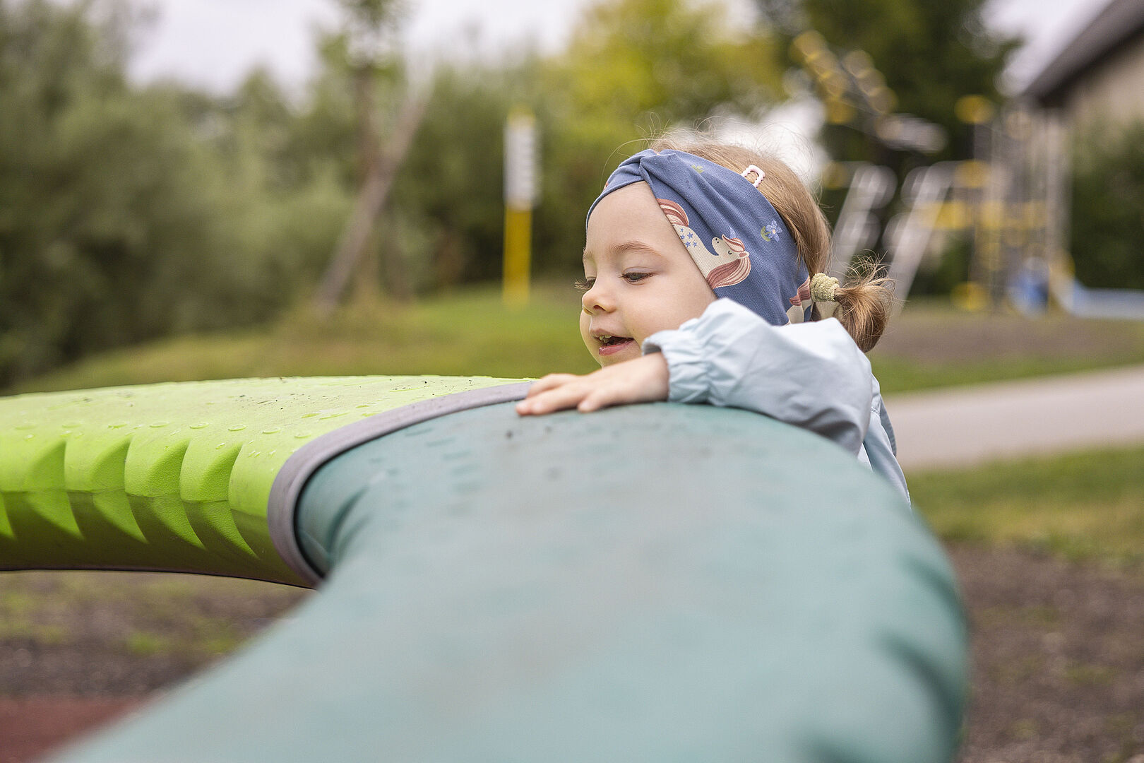Die Geräte am Spielplatz in Taxham sorgen auch bei den Kleinsten für große Begeisterung