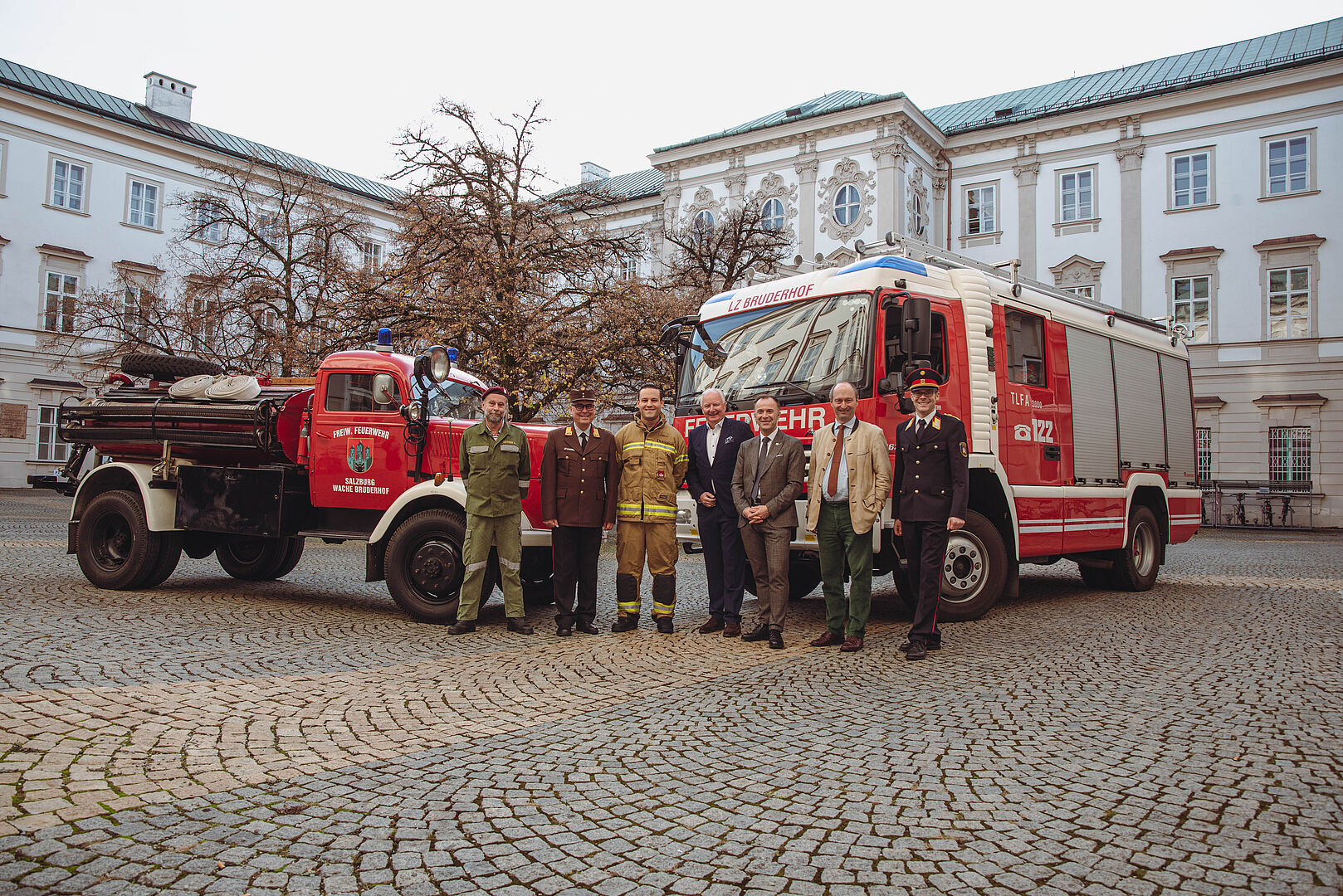 Vor dem alten und neuen Tanklöschfahrzeug