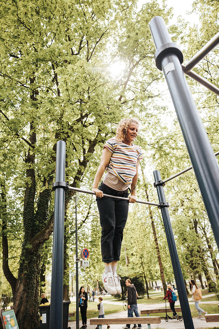 Die neue Calisthenics-Anlage im Volksgarten ist für Jedermann- und frau geeignet