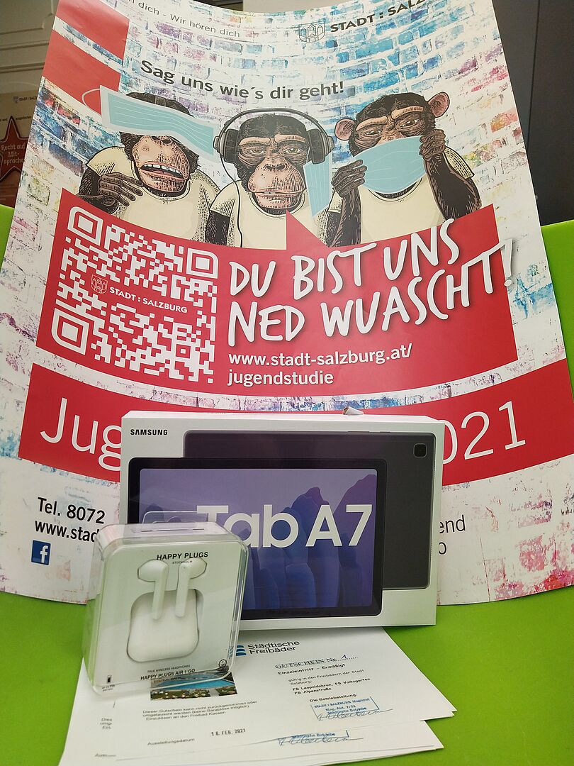 Jugendstudie 2021: Zu gewinnen gibt es ein Tablet, Bluetooth-Kopfhörer und Gutscheine fürs Freibad.
