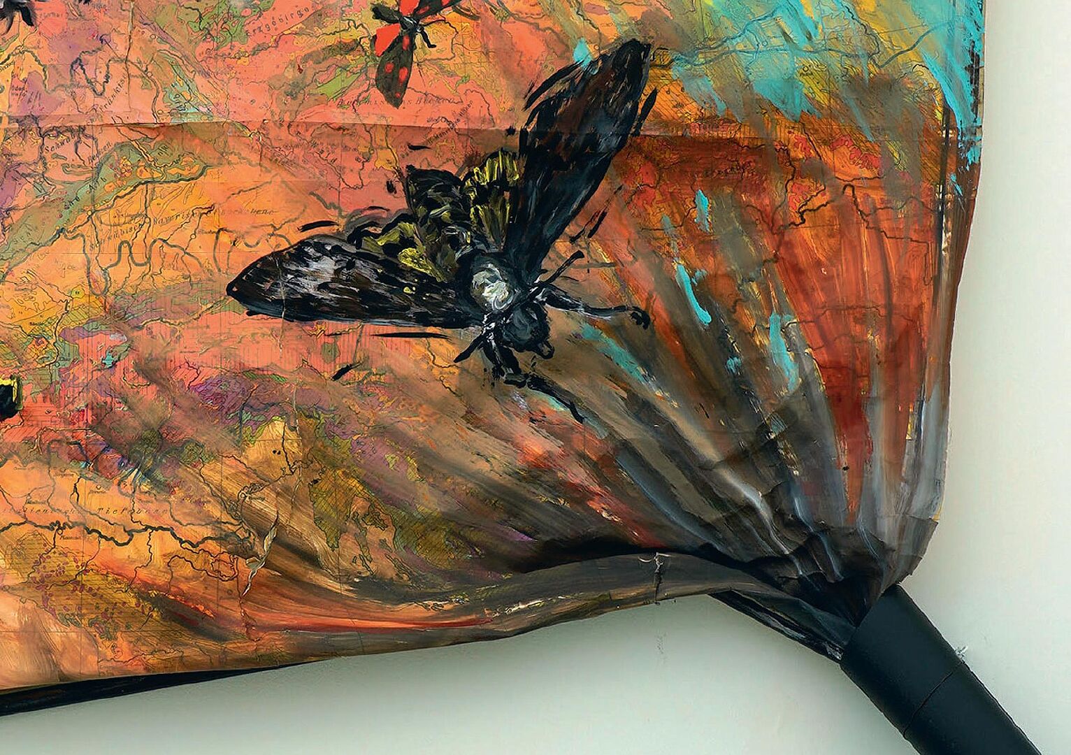 Herwig Geroldinger, „entleerte Landschaft“, 2025, Acryl auf Schullandkarte und Laubsauger, 285x260x80 cm (Detail)