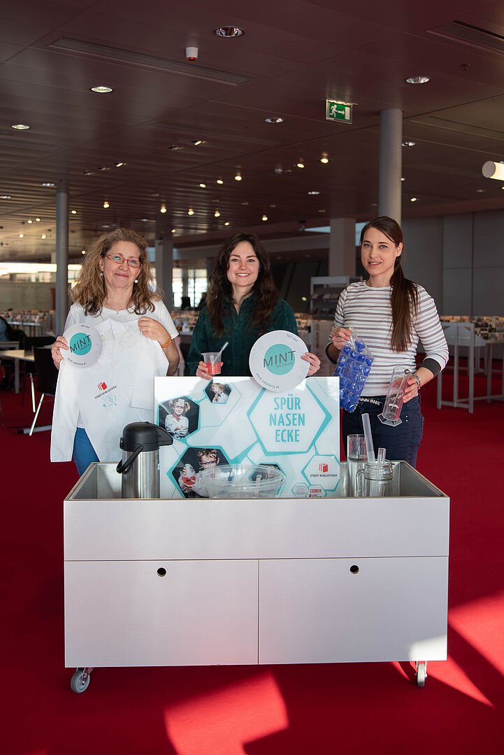 Als lebendiges Wissenszentrum bietet die Stadtbibliothek mit den MINT-Workshops niederschwellige Wissensangebote.