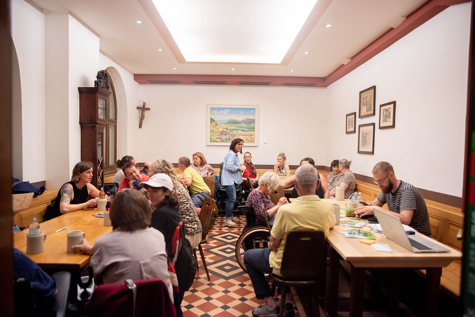 Etwa 30 Personen haben gemeinsam diskutiert, zugehört und Lösungen gesucht