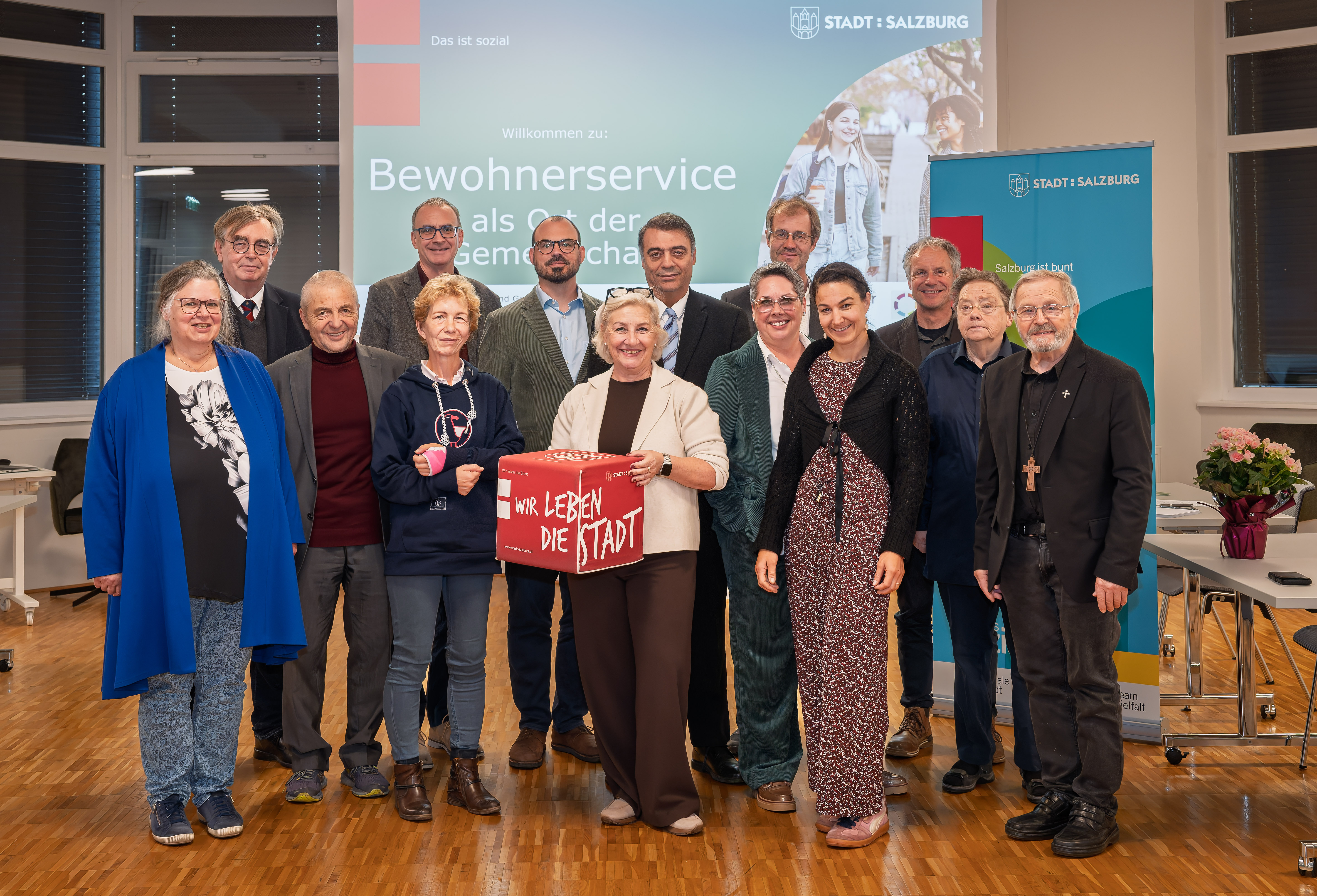 Vertreter:innen unterschiedlicher Religionsgemeinschaften und der Stadt Salzburg kamen zur zweiten Sitzung des Interreligiösen Rates in der neuen Bewohnerservicestelle Liefering Süd zusammen.