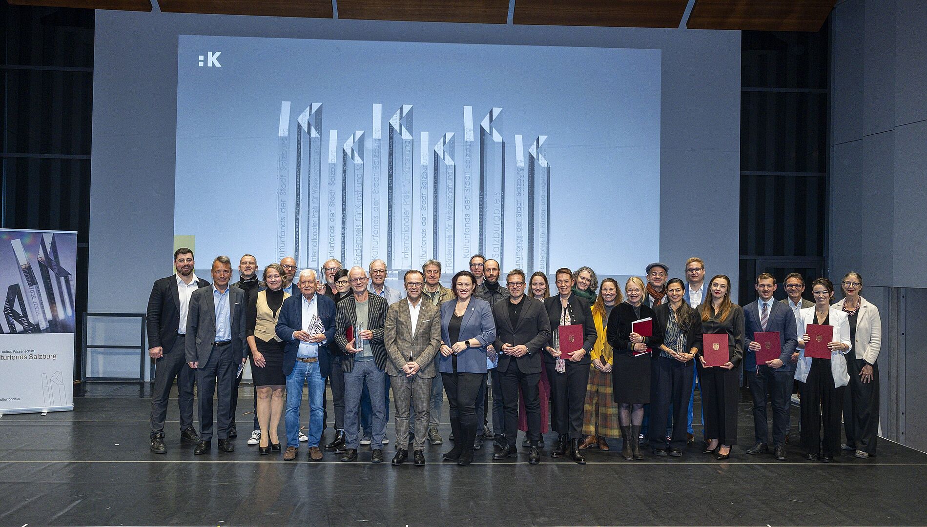 Die Preisträger:innen der Kulturfondspreise 2025 gemeinsam mit Bürgermeister Bernhard Auinger (vorne fünfter v. links) und Kulturabteilungsvorständin Dagmar Aigner (vorne zweite v. links)