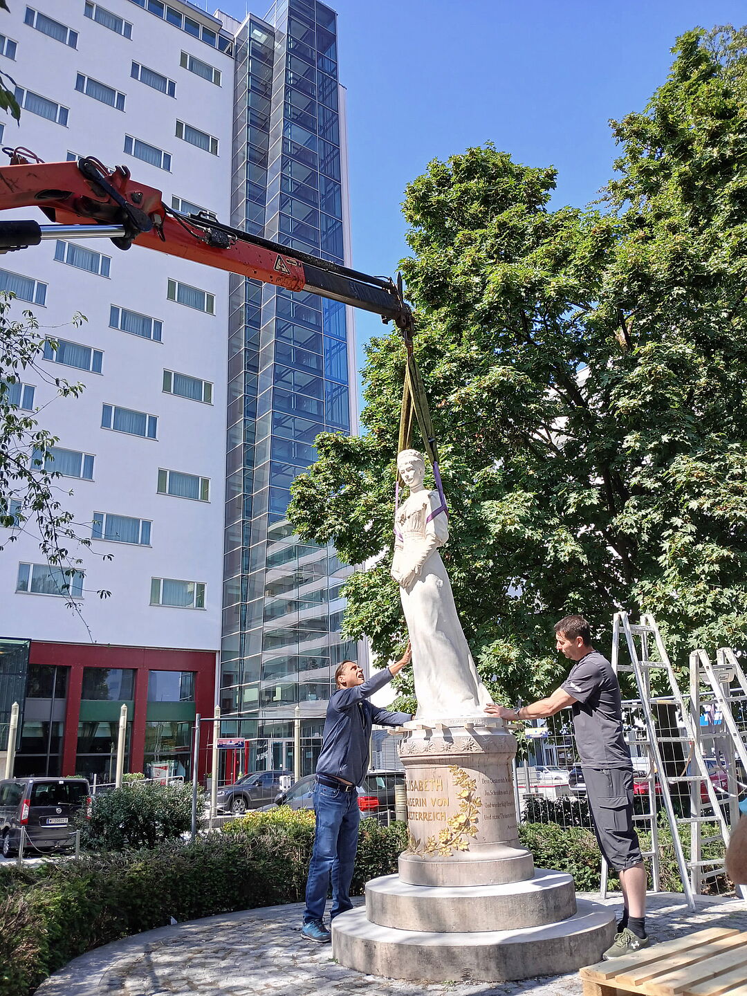 Abtransport der Sisi-Statue