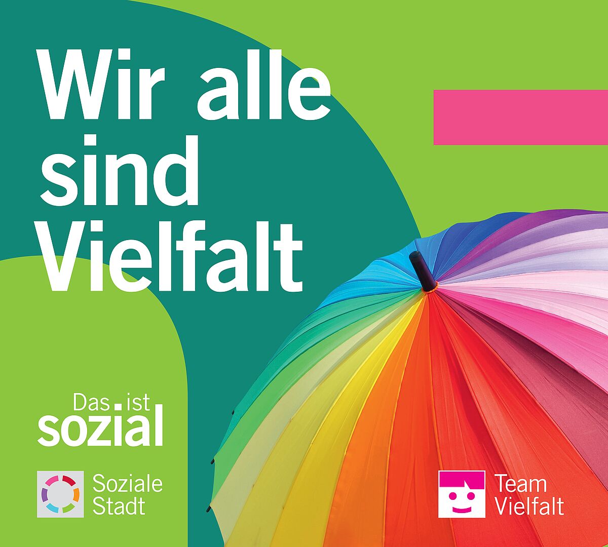 Das Bild zeigt einen bunten Regenschirm. Er hat viele Farben – zum Beispiel Rot, Orange, Gelb, Grün, Blau und Lila. Die Farben sind wie ein Regenbogen angeordnet.  Links im Bild steht in großen, weißen Buchstaben: „Wir alle sind Vielfalt.“  Darunter steht: „Das ist sozial“ und „Soziale Stadt“ – daneben ist ein rundes Symbol mit bunten Farben.  Unten rechts ist ein rosa Quadrat mit einem weißen Smiley. Daneben steht: „Team Vielfalt“  Der Hintergrund ist grün mit großen Formen in Dunkelgrün.